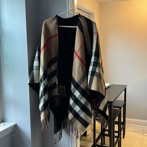 HP 🤩 Burberry (black) Great condition authentic reversible poncho 140 x 135 cm